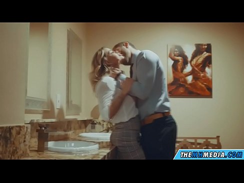 ❤️ Meta blonda busty seduces f'kamra tal-banju pubbliku ❤️❌ Super porn f'mt.obuvlisett.ru ❌️❤